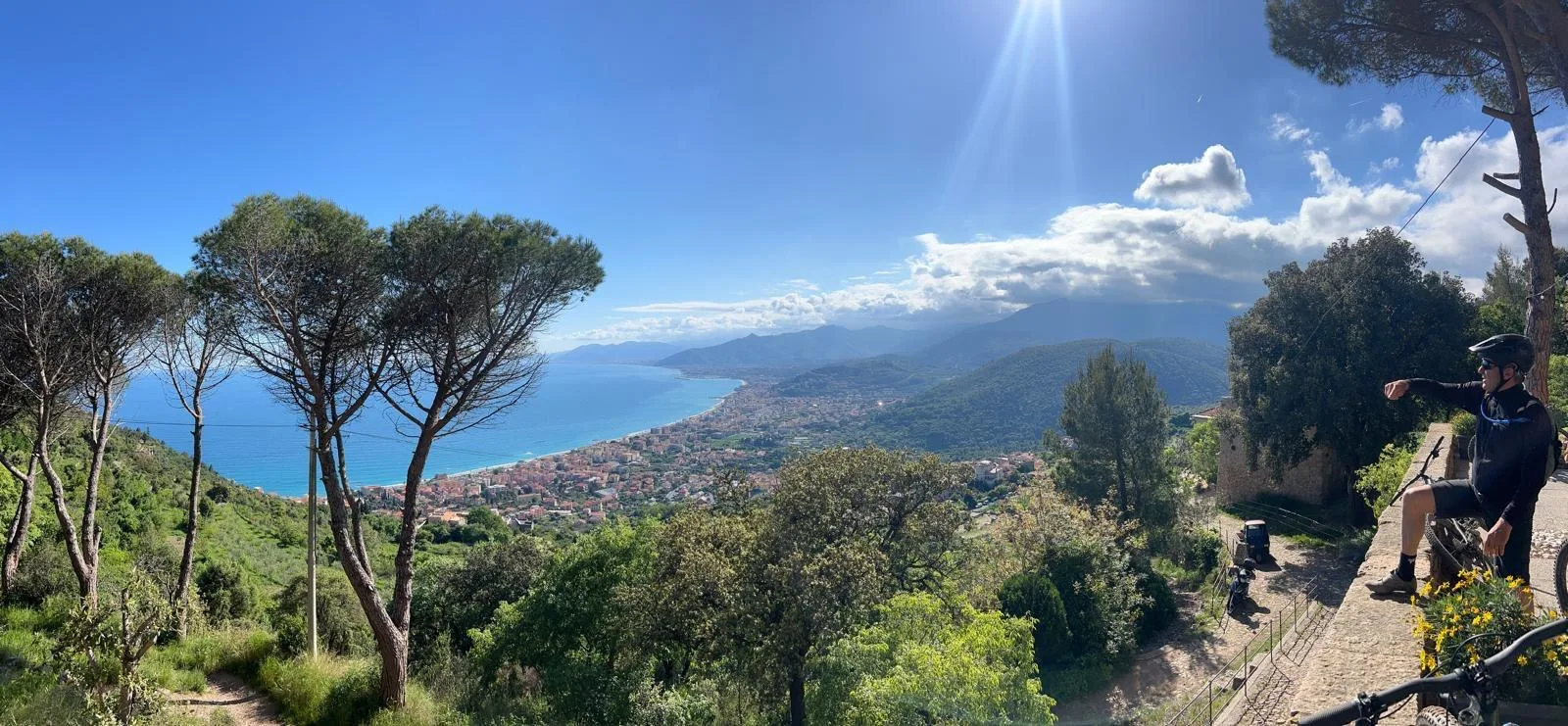 Sentiero con vista sul mare nella regione di Finale Ligure